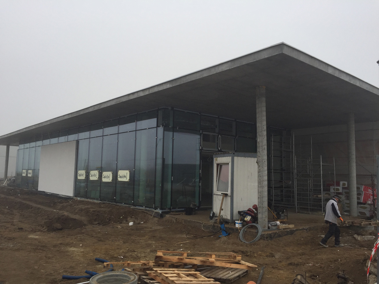 salon samochodowy BMW Gorzów Wielkopolski szyby zewnątrz 1